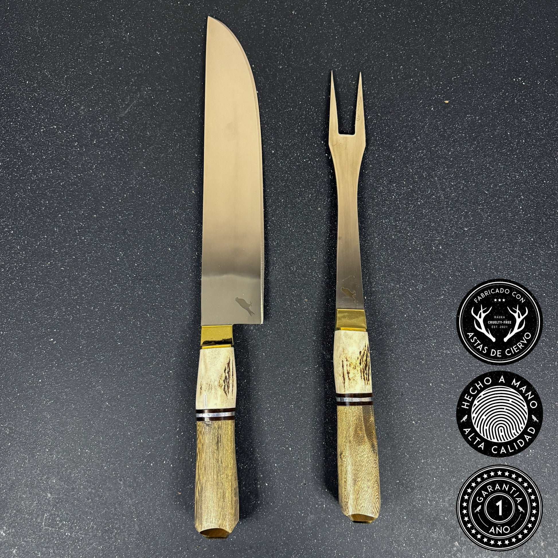 Set parrillero artesanal Chinchilla Rauka con cuchillo y pincho sobre fondo elegante