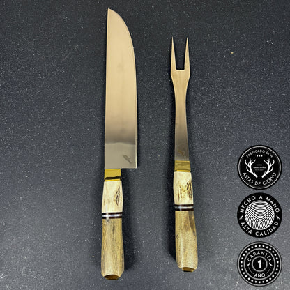 Set parrillero artesanal Chinchilla Rauka con cuchillo y pincho sobre fondo elegante
