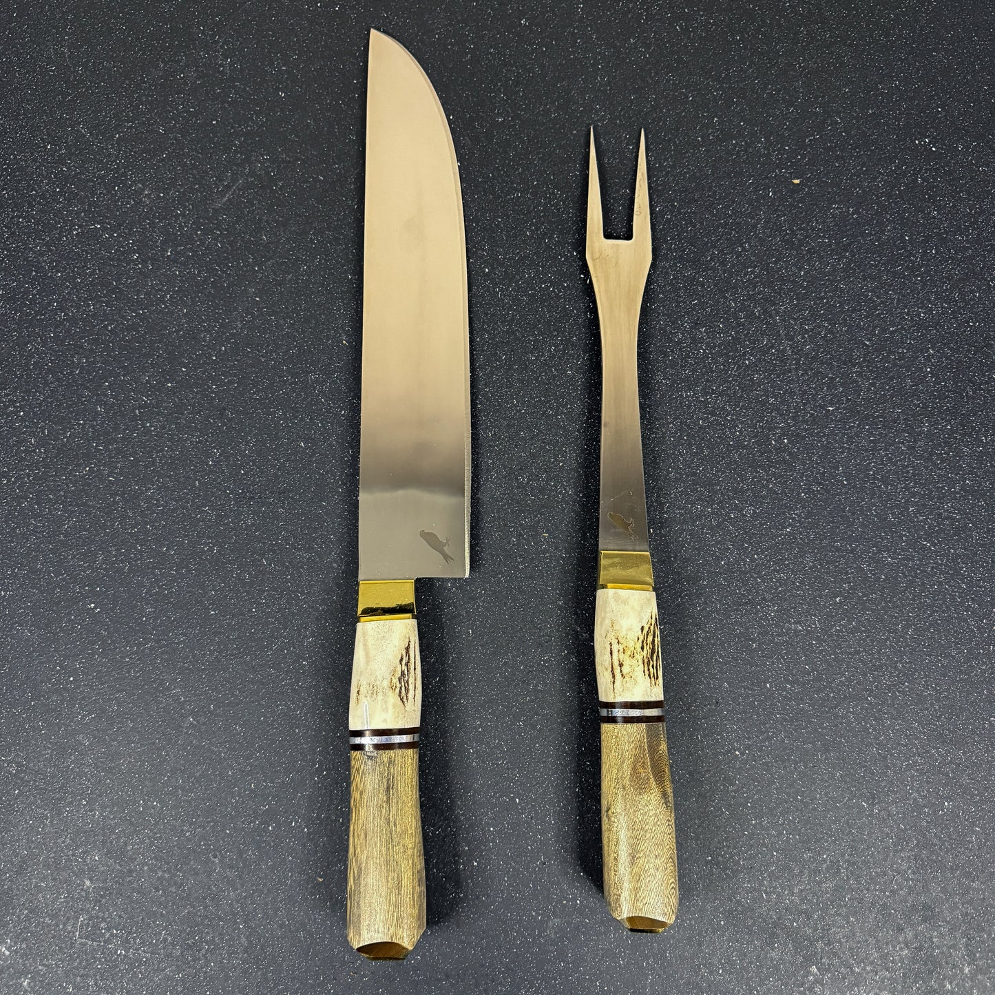 Set parrillero artesanal Rauka con cuchillo y pincho sobre fondo elegante.