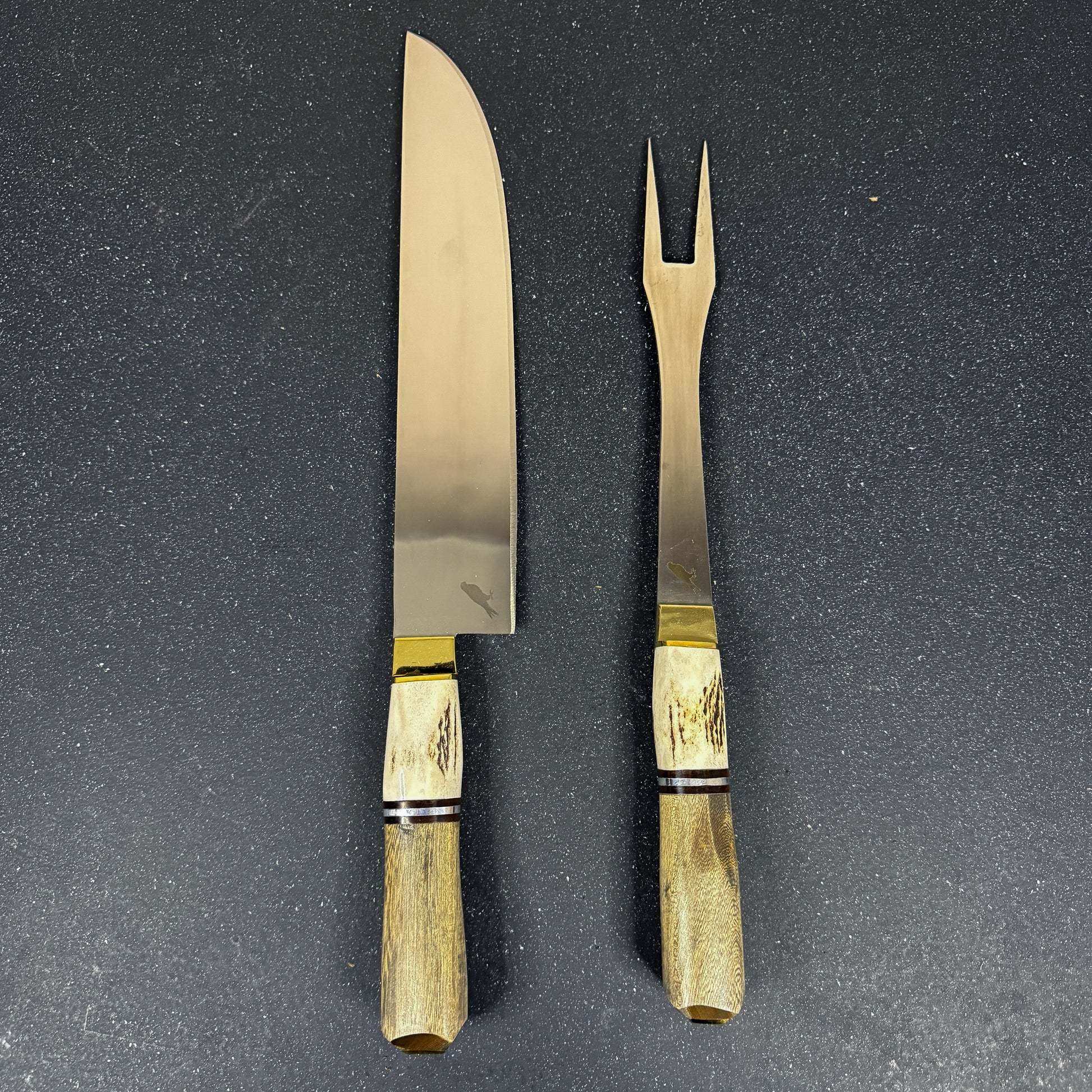 Set parrillero artesanal Rauka con cuchillo y pincho sobre fondo elegante.