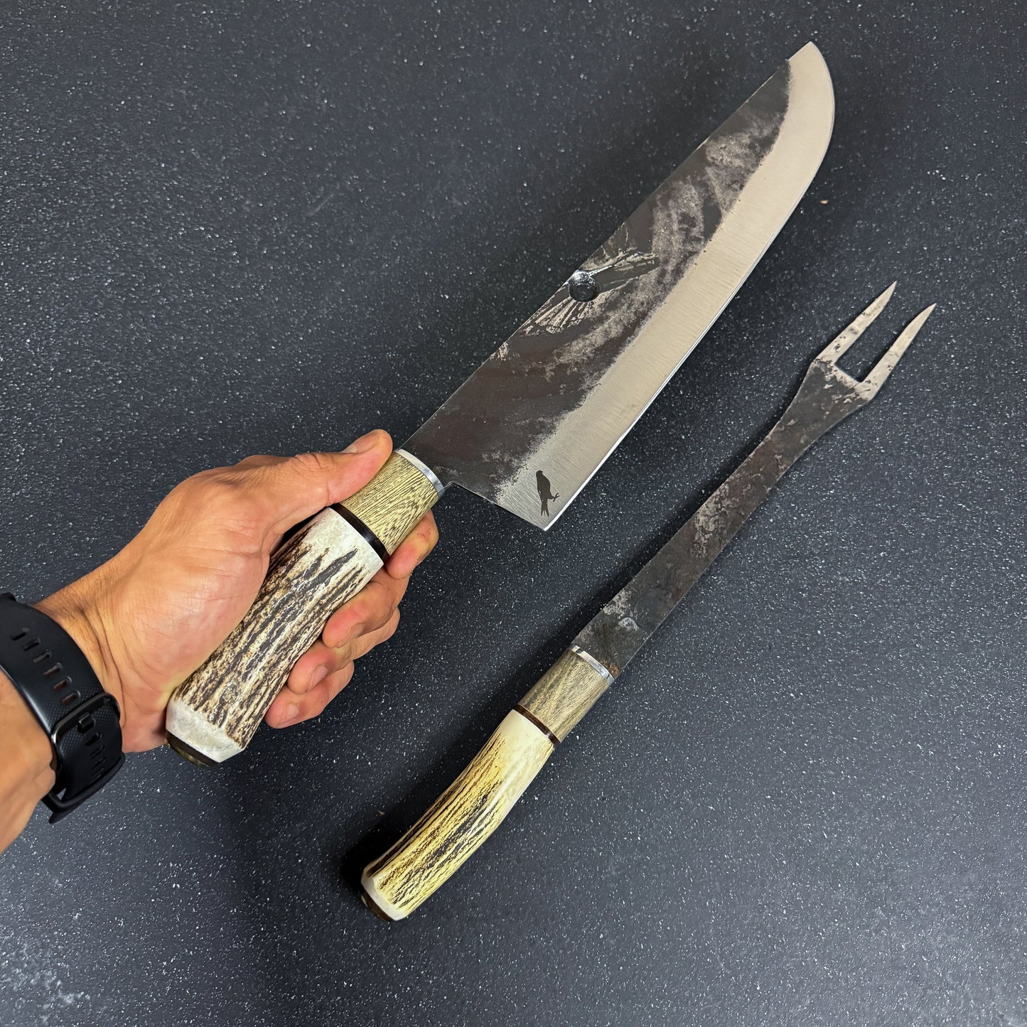 Set parrillero Ciprés Rauka con cuchillo artesanal y pincho ideal para asados y parrilla premium