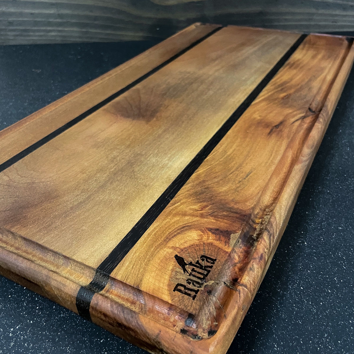 Vista de conjunto de tabla parrillera de roble ensamblada 25x55 cm versión 2 Rauka