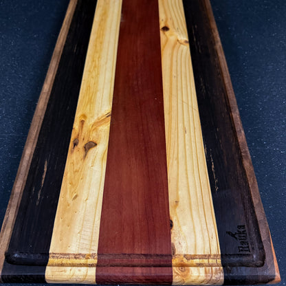 Vista de conjunto de tabla parrillera de roble ensamblada 55x26 cm Rauka
