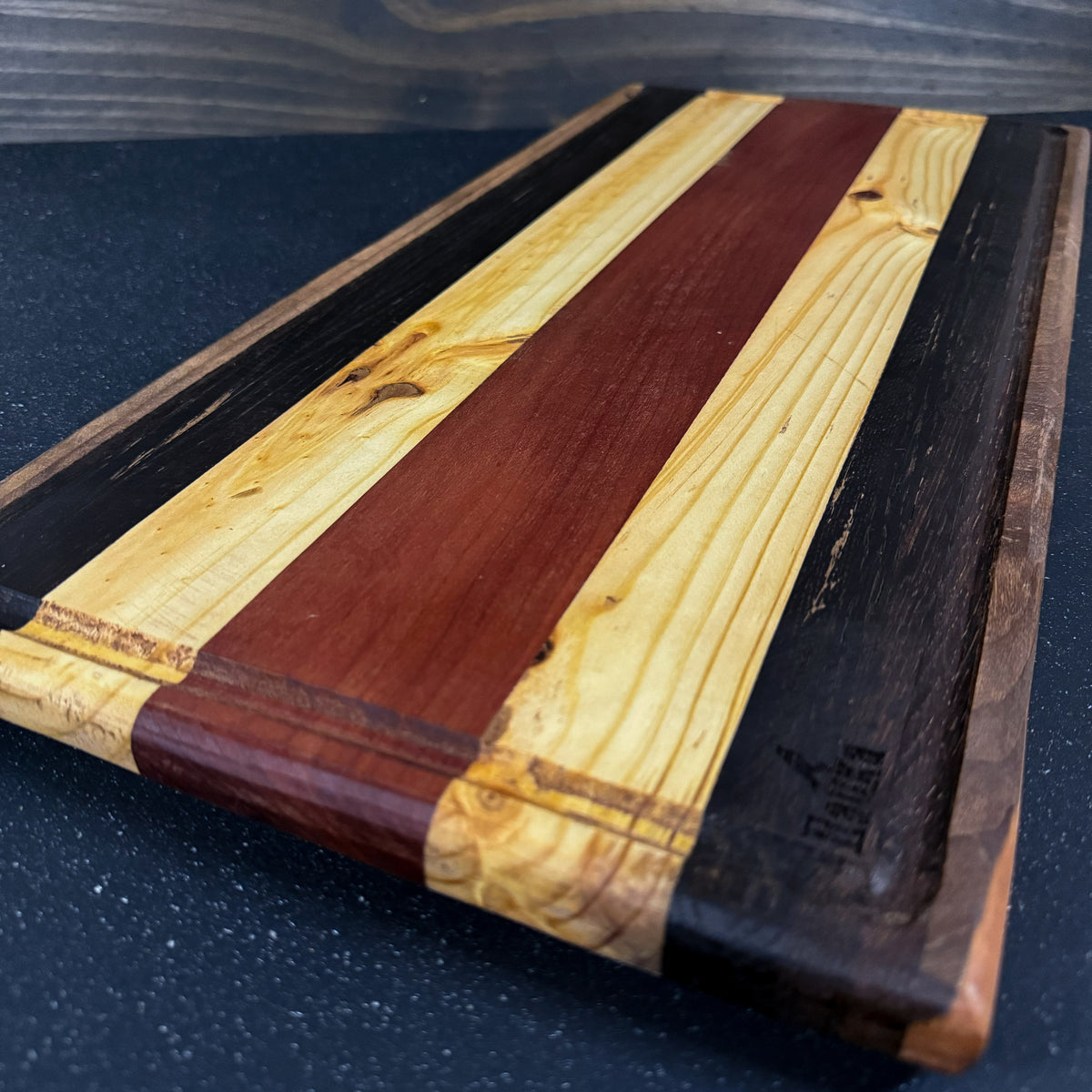 Detalle de la madera de tabla parrillera de roble ensamblada 55x26 cm Rauka