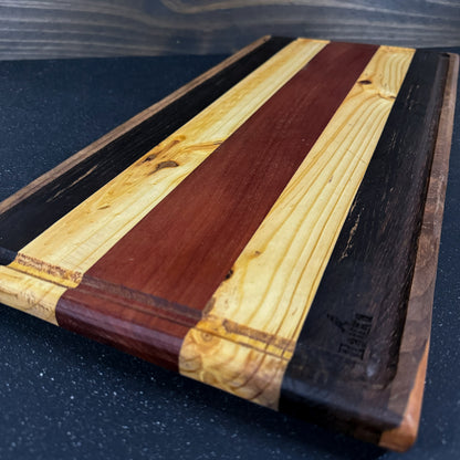 Detalle de la madera de tabla parrillera de roble ensamblada 55x26 cm Rauka