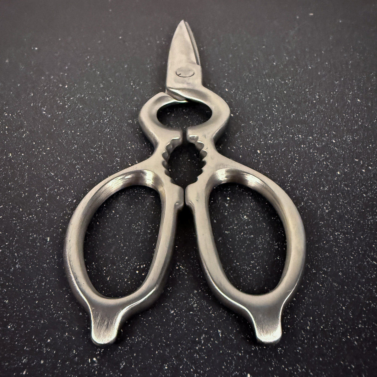 Detalle de tijeras profesionales de cocina 20 cm Rauka