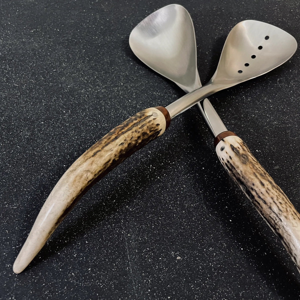 Detalle de cucharas para ensalada Tagua Rauka