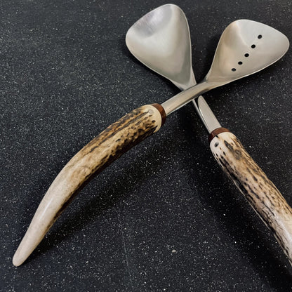 Detalle de cucharas para ensalada Tagua Rauka